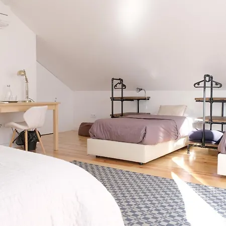 Poets אכסניה *